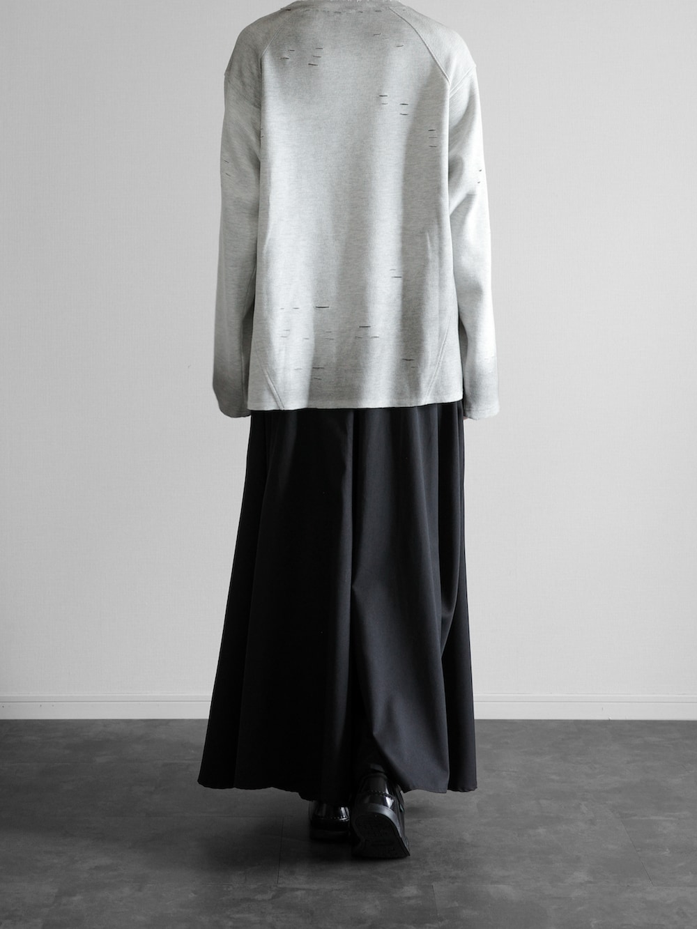 グレー系のTシャツ/カットソー、ブラック系のスラックス、ブラック系のローファーを着用したメンズの秋コーディネートの4枚目の写真