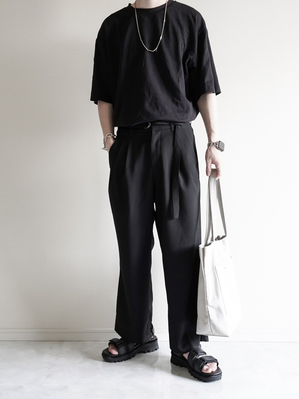 ブラック系のTシャツ/カットソー、ブラック系のその他パンツ、ブラック系のサンダルを着用したメンズの夏コーディネートの3枚目の写真