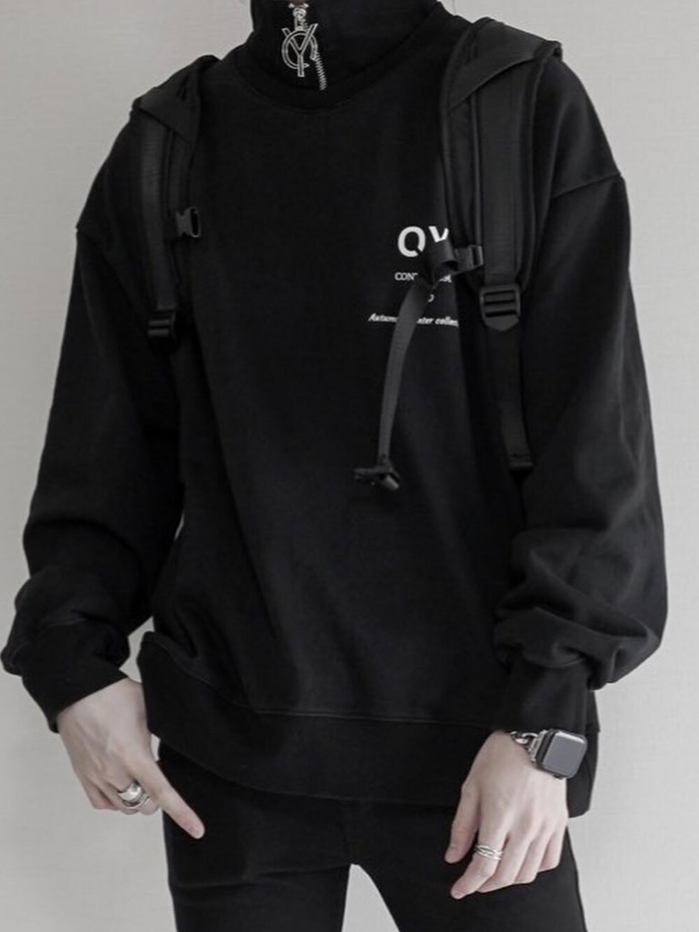 ブラック系のスウェット、ブラック系のその他パンツ、ブラック系のローファーを着用したメンズの春コーディネートの4枚目の写真