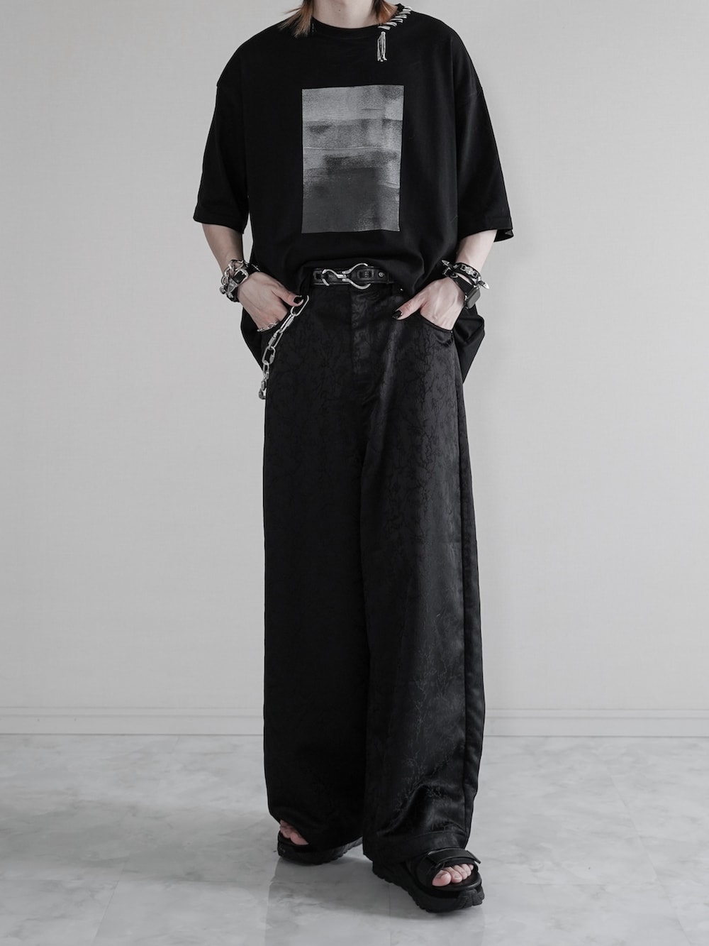 ぴたんさんの「《UNISEX》Abstract Hand-Printed Oversized Stitched Crew Neck T-shirt/アブストラクトハンドプリントオーバーサイズステッチクルーネックTシャツ【MAISON SPECIAL/メゾンスペシャル】（MAISON SPECIAL）」を使ったコーディネートの4枚目の写真