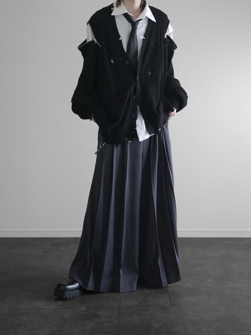 ブラック系のカーディガン/ボレロ、ホワイト系のシャツ/ブラウス、グレー系のその他パンツを着用したメンズの春コーディネートの3枚目の写真