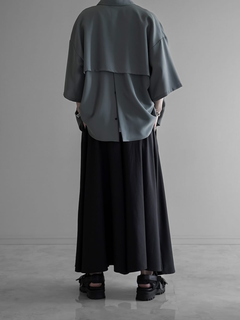 グリーン系のシャツ/ブラウス、ホワイト系のタンクトップ、ブラック系のスラックスを着用したメンズの夏コーディネートの4枚目の写真