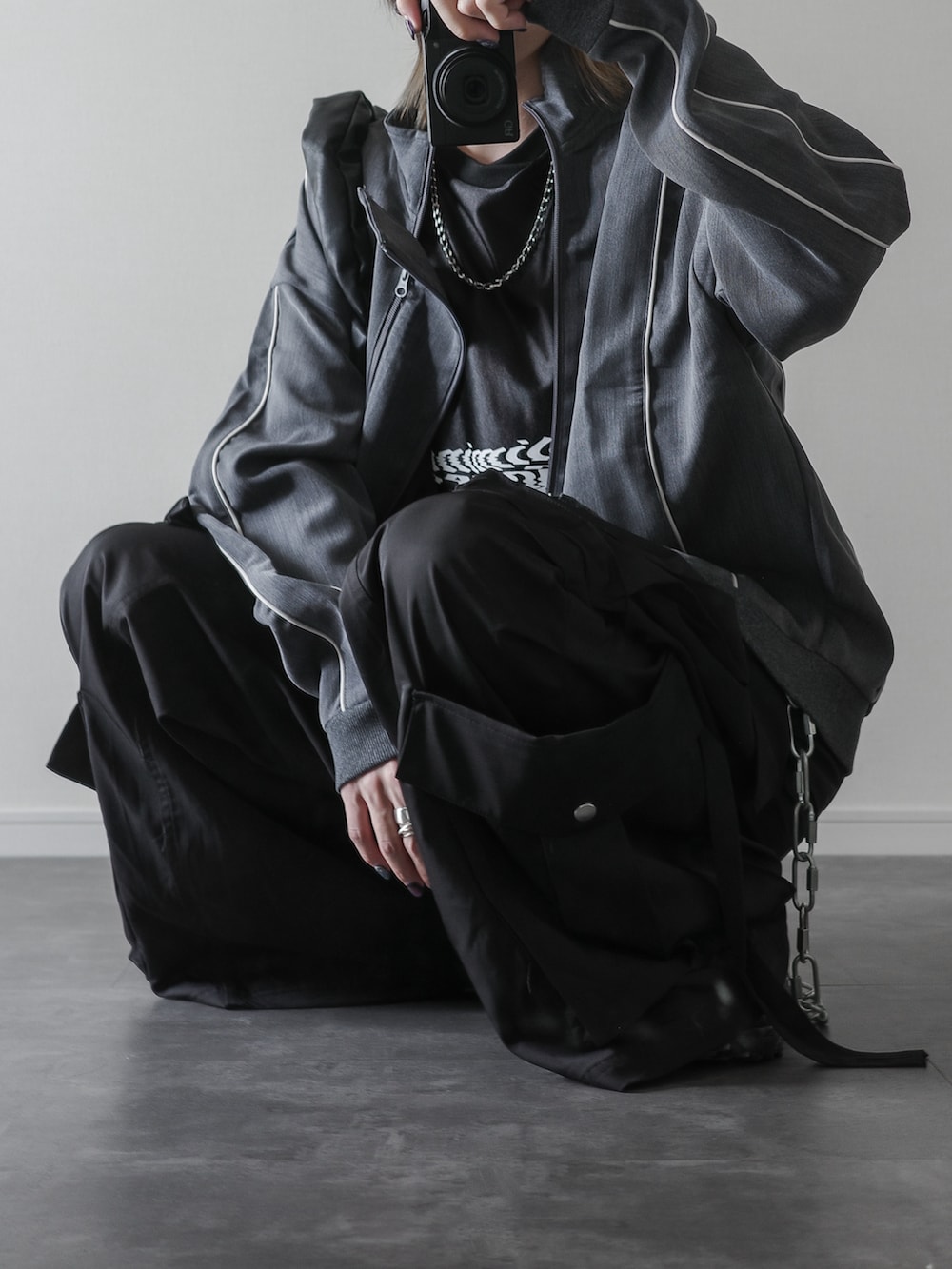 グレー系のジャージ、ブラック系のTシャツ/カットソー、ブラック系のカーゴパンツを着用したメンズの夏コーディネートの3枚目の写真