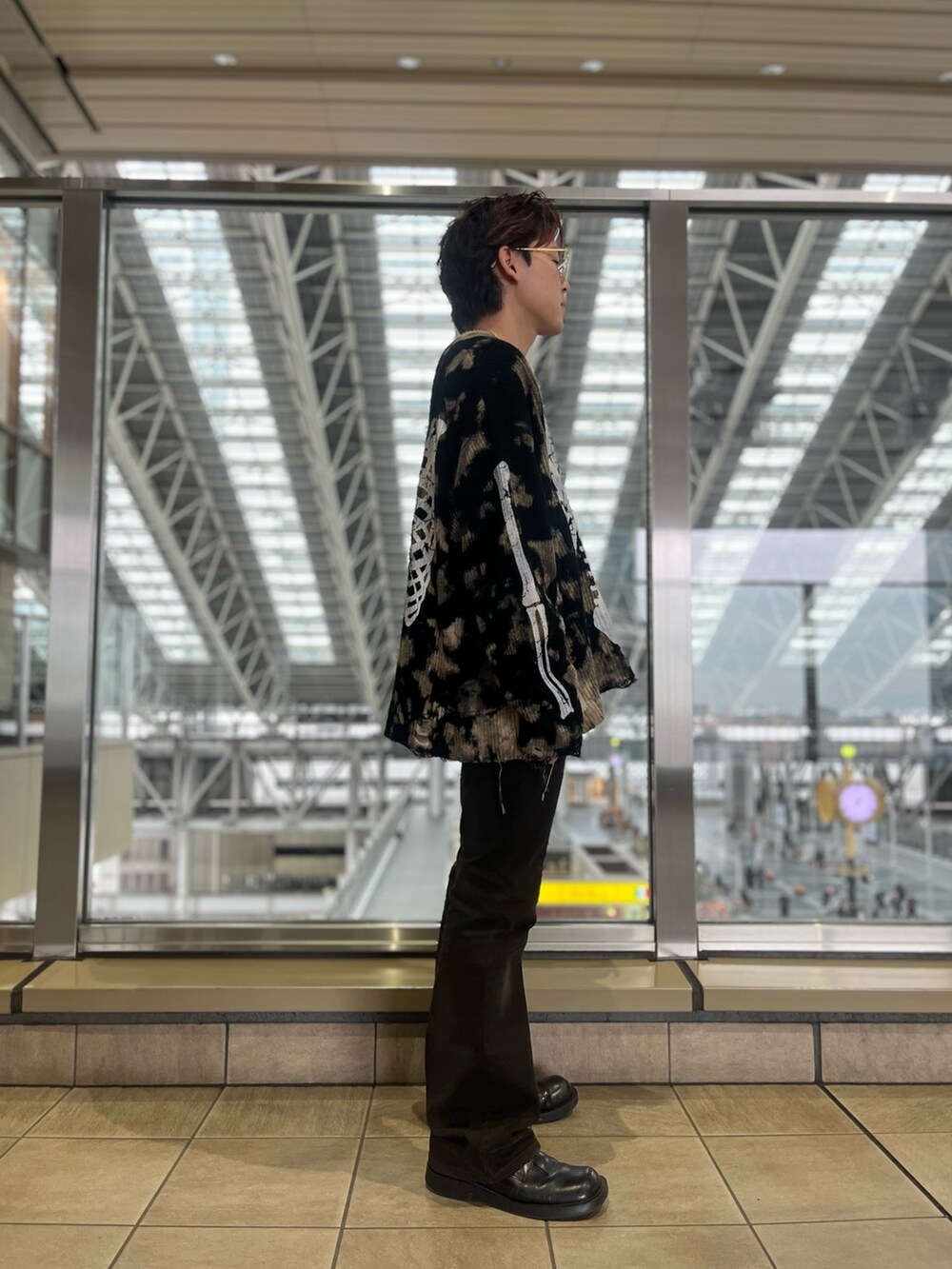 ブラック系のニット/セーターを着用したメンズの冬コーディネートの2枚目の写真