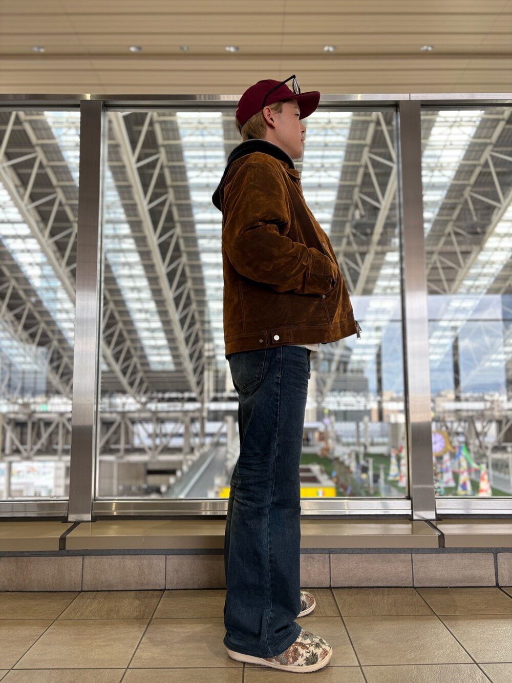 ブラウン系のジャケット/アウターを着用したメンズの冬コーディネートの2枚目の写真