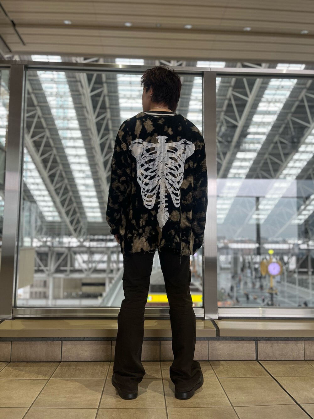 ブラック系のニット/セーターを着用したメンズの冬コーディネートの3枚目の写真