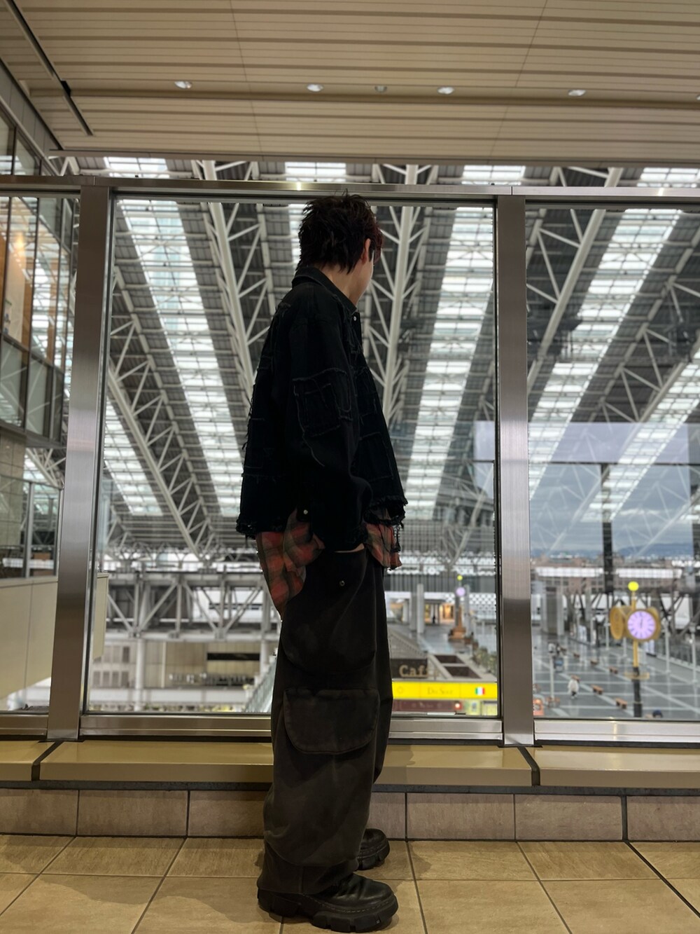 「lhp、lhplucuaosaka、今日のコーデ、シャツスタイル、ストリート、ワイドパンツ、休日スタイル、デートコーデ」｜「DANKE SCHONのDankeSchon/ダンケシェーン/11OZ PATCHWORK DENIM JACKET（デニムジャケット、ブラック系）」を使った、RIKIKYAさん（メンズ・168cm）の春コーディネートの2枚目の写真