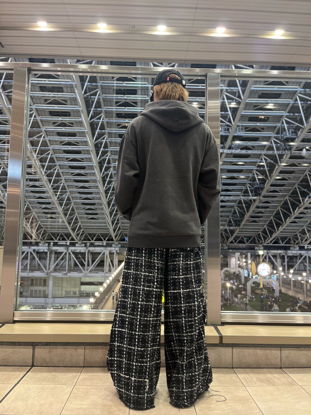 「LHP、lhplucuaosaka、レイヤードスタイル、パーカー、ラグジュアリー、綺麗めコーデ、ストリート」｜「DANKE SCHONのDankeSchon/ダンケシェーン/ダメージツイードワイドパンツ（その他パンツ、ブラック系）」を使った、RIKIKYAさん（メンズ・168cm）の秋コーディネートの3枚目の写真