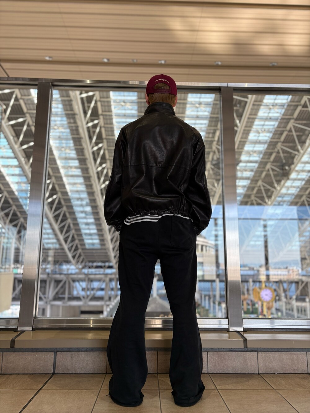 ブラック系のスウェットパンツを着用したメンズの秋コーディネートの3枚目の写真