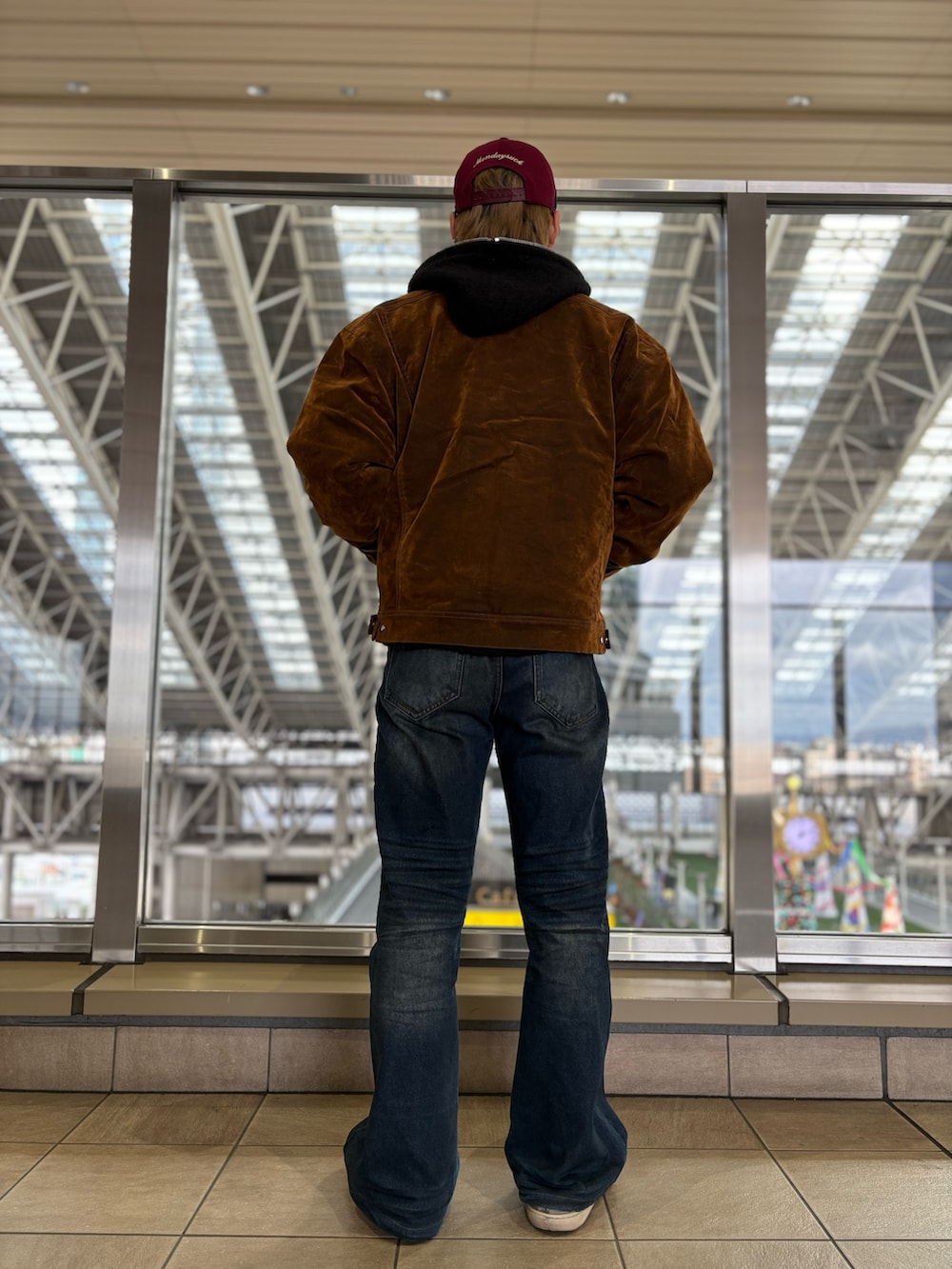 ブラウン系のジャケット/アウターを着用したメンズの冬コーディネートの3枚目の写真