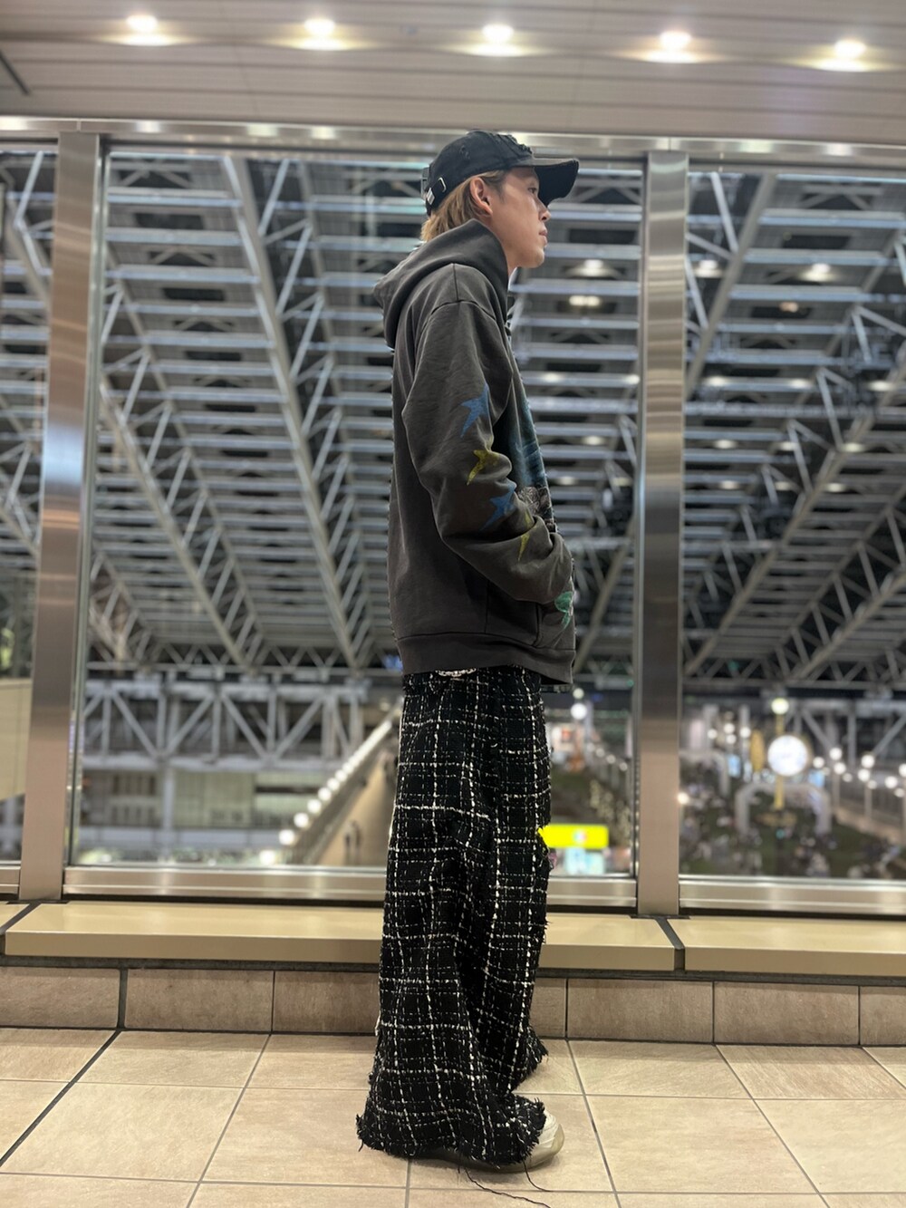 「LHP、lhplucuaosaka、レイヤードスタイル、パーカー、ラグジュアリー、綺麗めコーデ、ストリート」｜「DANKE SCHONのDankeSchon/ダンケシェーン/ダメージツイードワイドパンツ（その他パンツ、ブラック系）」を使った、RIKIKYAさん（メンズ・168cm）の秋コーディネートの2枚目の写真