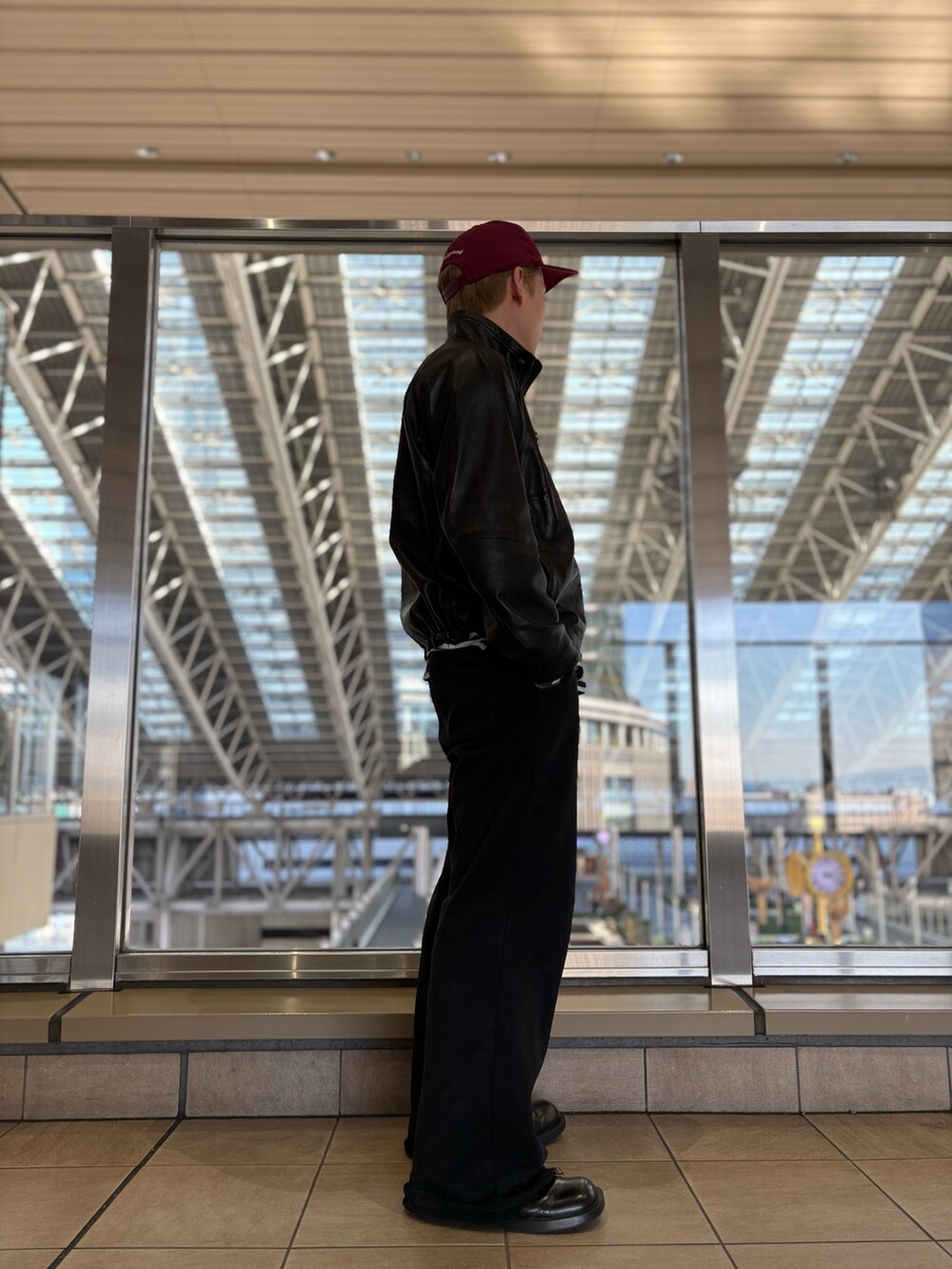 ブラック系のスウェットパンツを着用したメンズの秋コーディネートの2枚目の写真