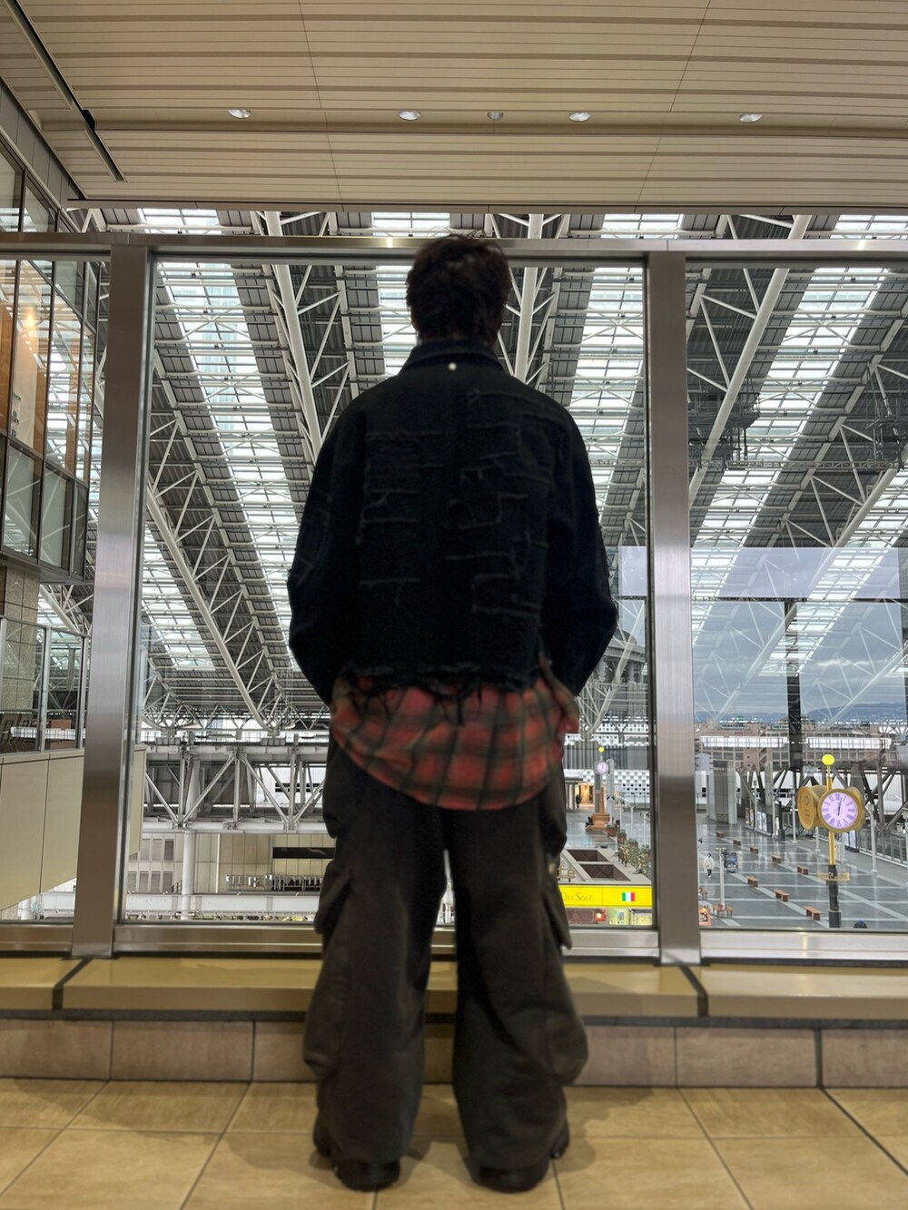 「lhp、lhplucuaosaka、今日のコーデ、シャツスタイル、ストリート、ワイドパンツ、休日スタイル、デートコーデ」｜「DANKE SCHONのDankeSchon/ダンケシェーン/11OZ PATCHWORK DENIM JACKET（デニムジャケット、ブラック系）」を使った、RIKIKYAさん（メンズ・168cm）の春コーディネートの3枚目の写真