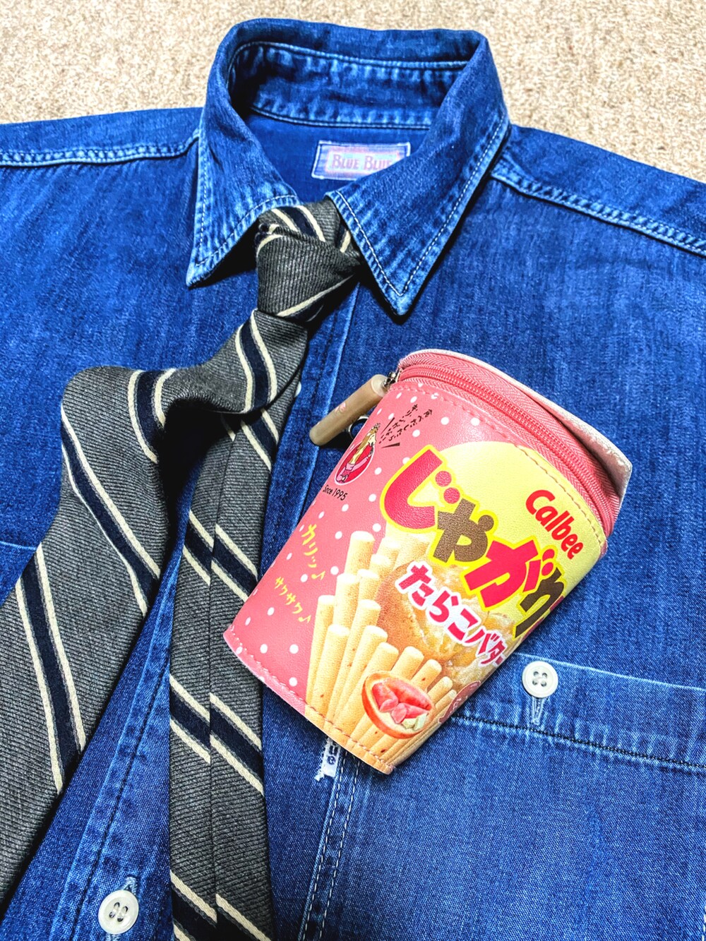 ブルー系のダウンジャケット/コート、グレー系のテーラードジャケット、ブルー系のシャツ/ブラウスを着用したメンズの冬コーディネートの3枚目の写真