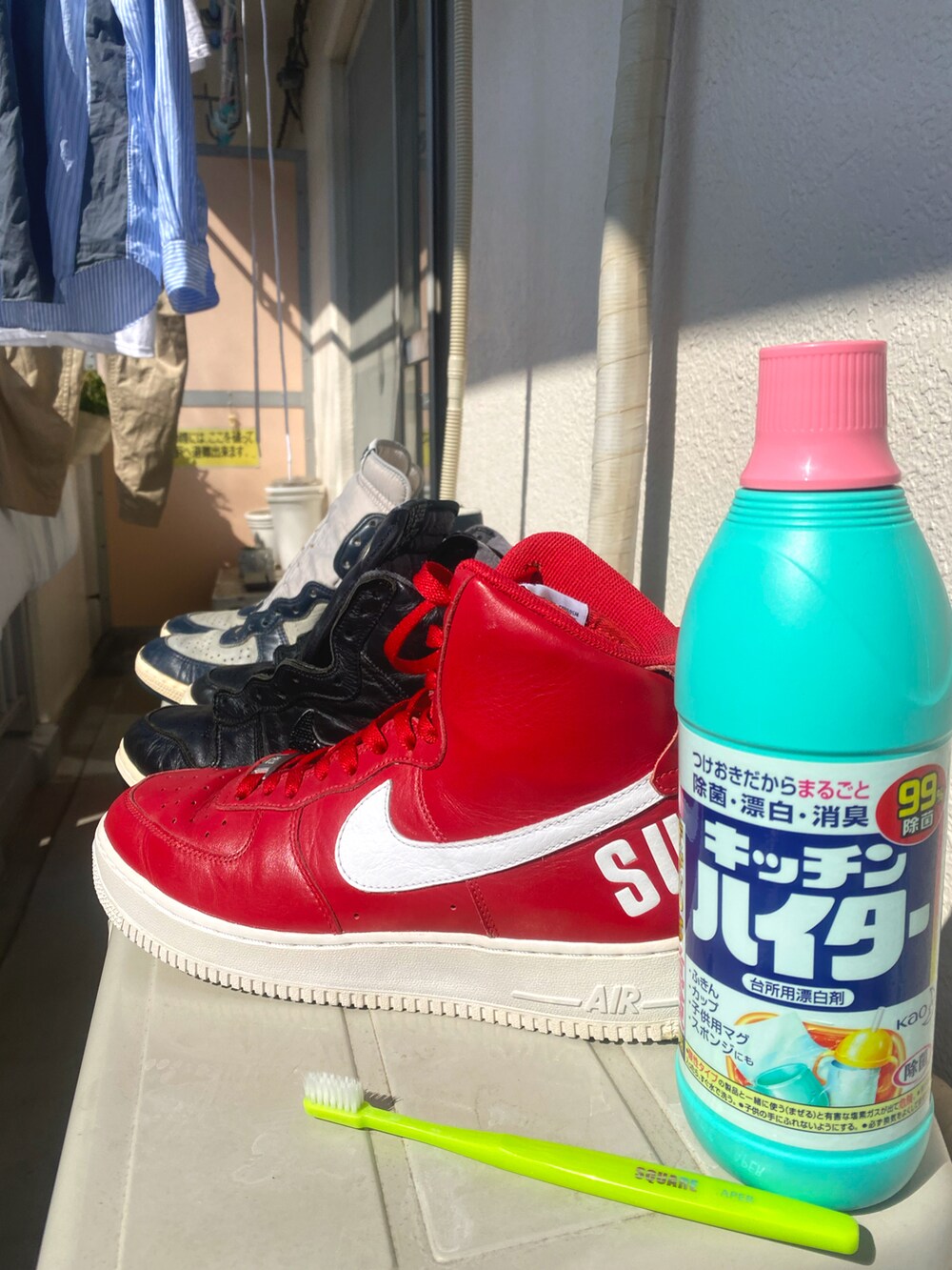 ブラウン系のその他アウター、グリーン系のTシャツ/カットソー、ホワイト系のTシャツ/カットソーを着用したメンズの春コーディネートの5枚目の写真