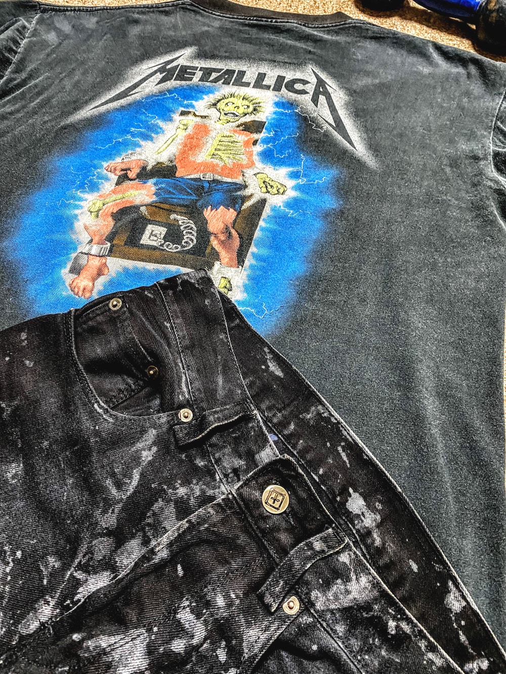 ブラック系のスタジャン、ブラック系のTシャツ/カットソー、ブラック系のデニムパンツを着用したメンズの春コーディネートの3枚目の写真