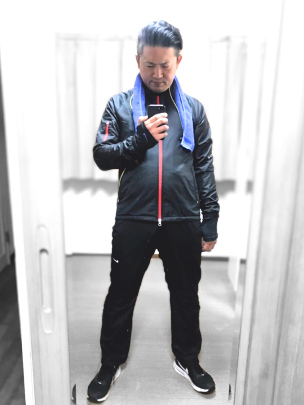 レッド系のニット/セーター、ブルー系のデニムパンツ、ブラック系のスニーカーを着用したメンズの夏コーディネートの4枚目の写真