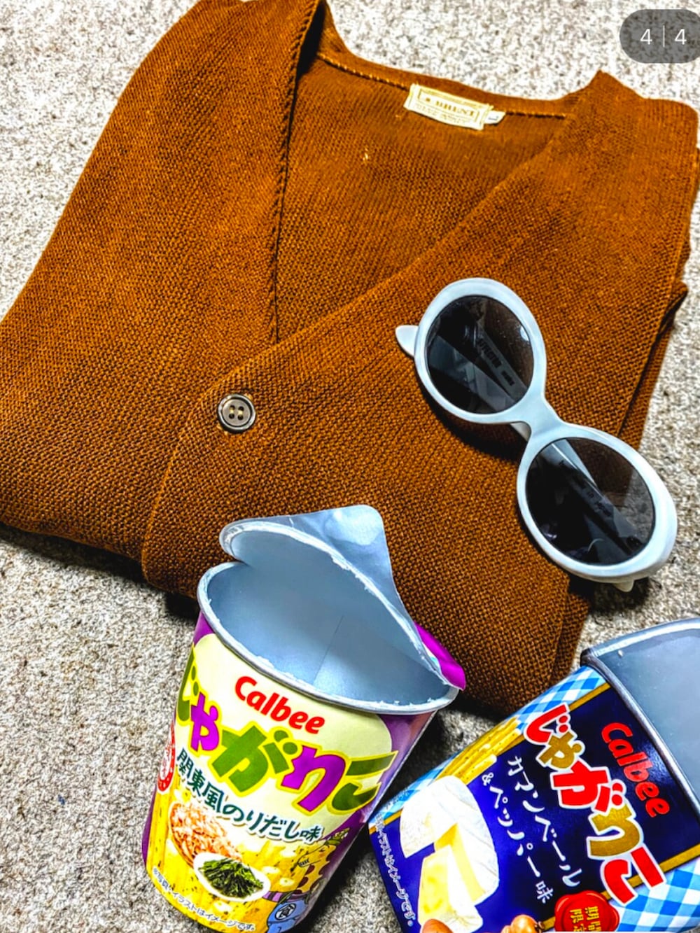 ブラウン系のカーディガン/ボレロ、グリーン系のシャツ/ブラウス、ホワイト系のTシャツ/カットソーを着用したメンズの春コーディネートの4枚目の写真