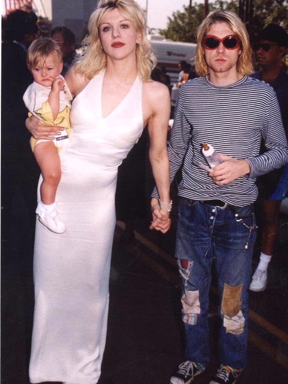 ホワイト系のTシャツ/カットソー、ブルー系のデニムパンツ、ブラック系のスニーカーを着用したメンズの夏コーディネートの5枚目の写真