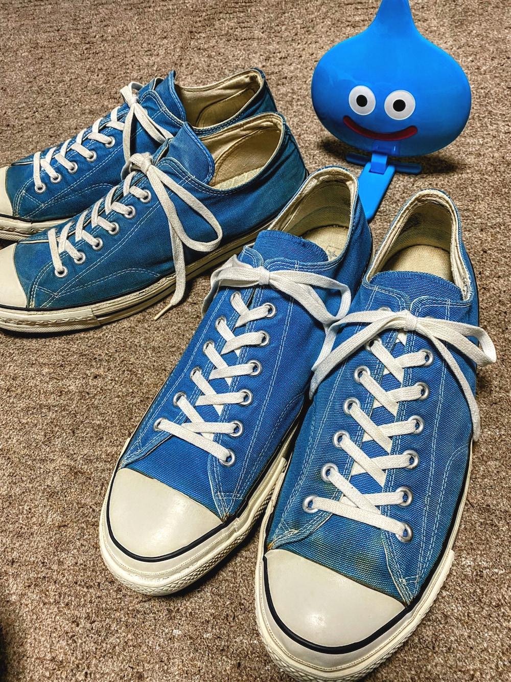 レッド系のシャツ/ブラウス、ブルー系のシャツ/ブラウス、ホワイト系のTシャツ/カットソーを着用したメンズの夏コーディネートの4枚目の写真