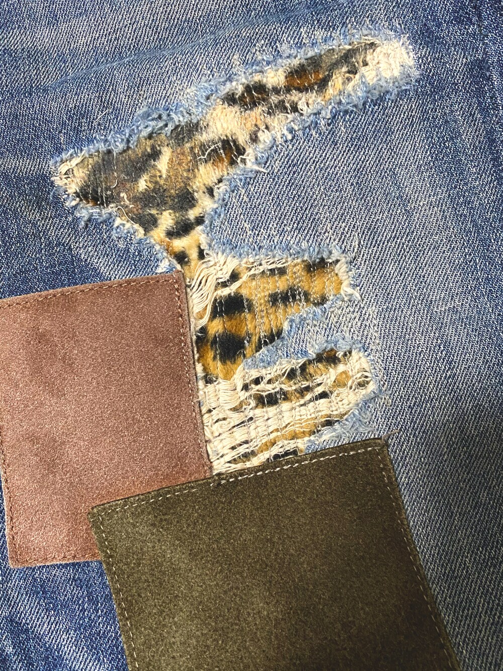 ベージュ系のその他アウター、ブルー系のシャツ/ブラウス、ホワイト系のTシャツ/カットソーを着用したメンズの春コーディネートの5枚目の写真