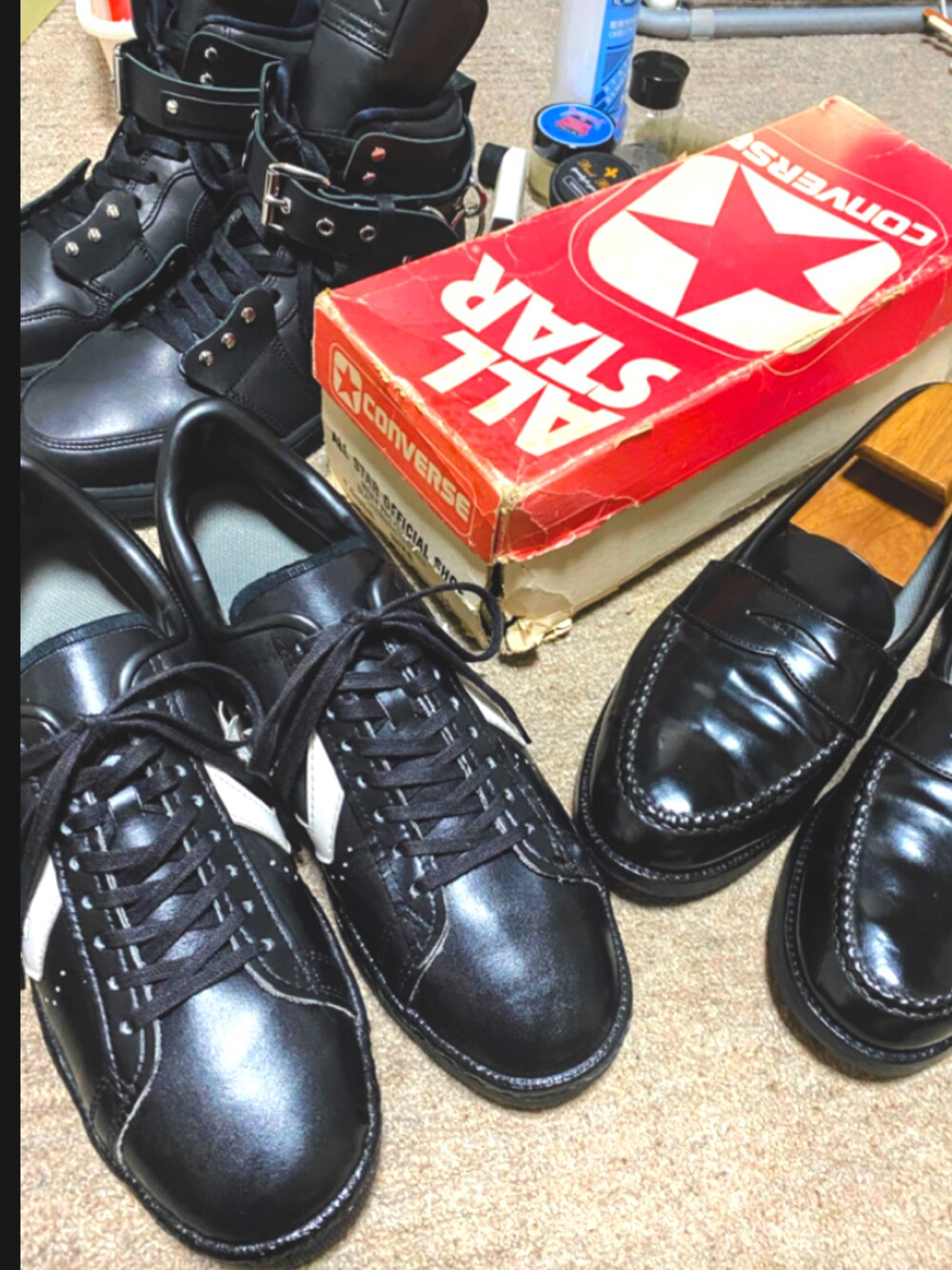 ブルー系のチノパンツ、ブルー系のデニムジャケット、ブラック系のTシャツ/カットソーを着用したメンズの夏コーディネートの5枚目の写真