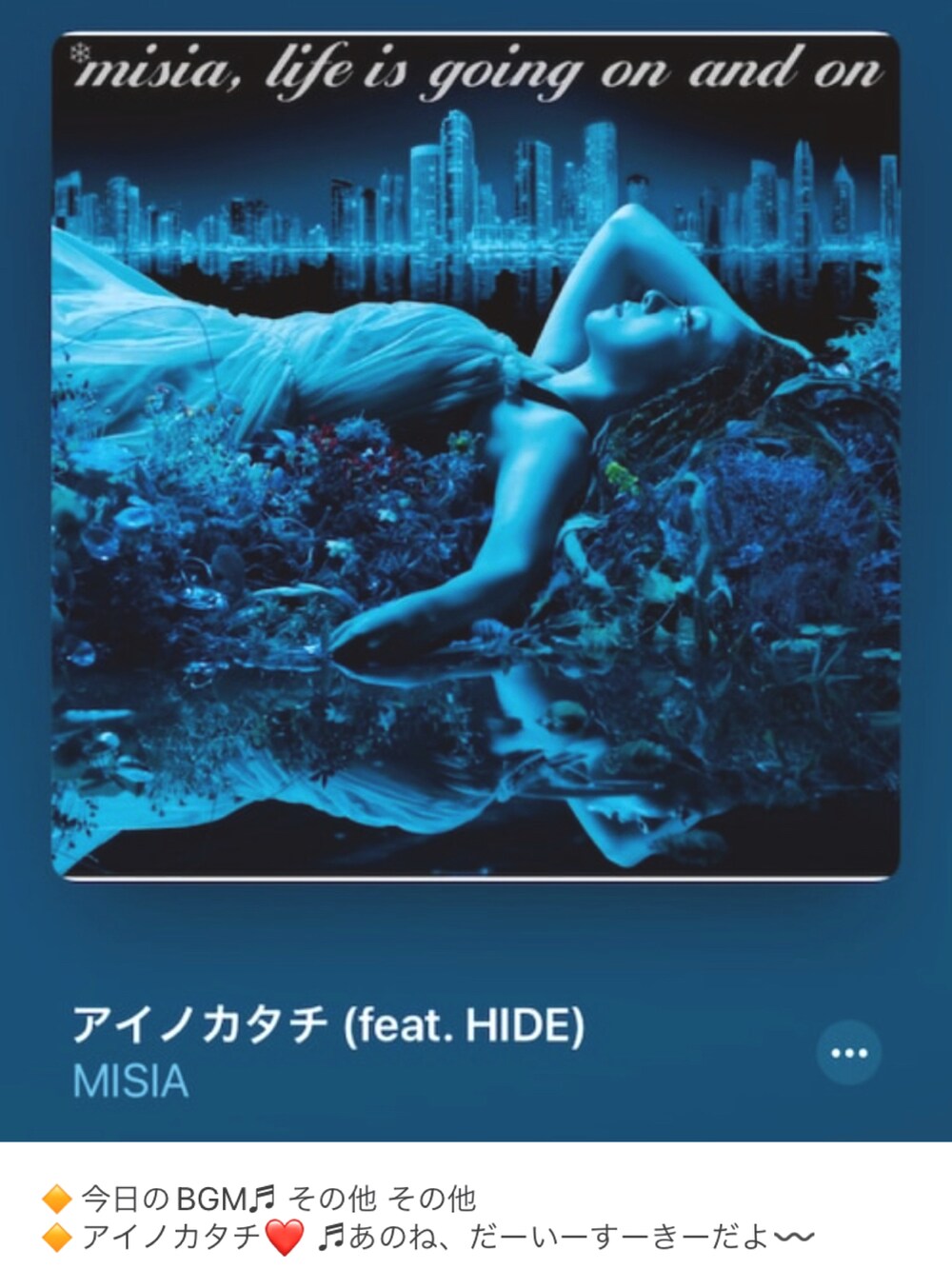 ブルー系のデニムジャケット、ブラック系のTシャツ/カットソー、グレー系のスラックスを着用したメンズの秋コーディネートの4枚目の写真