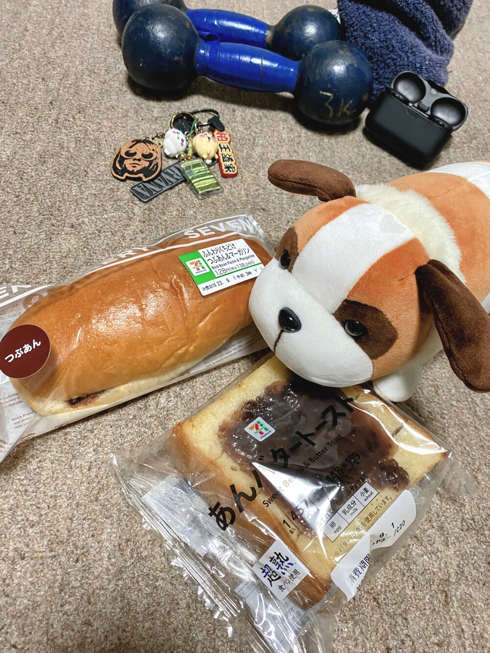 グリーン系のサロペット/オーバーオール、グレー系のTシャツ/カットソー、ブラウン系のブーツを着用したメンズの夏コーディネートの4枚目の写真