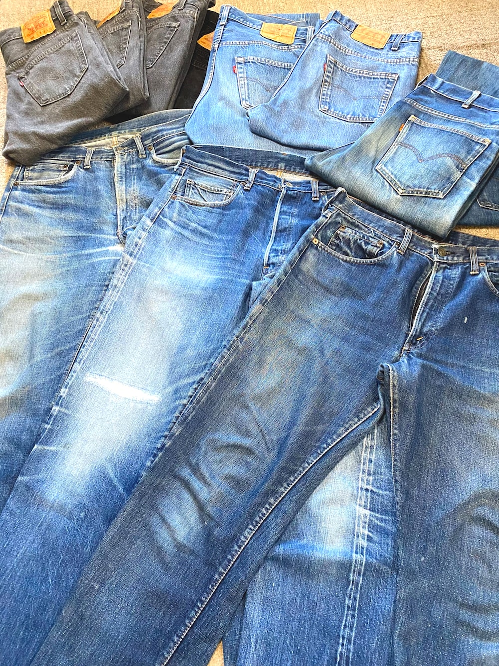 グリーン系のステンカラーコート、ブラック系のカーディガン/ボレロ、ホワイト系のTシャツ/カットソーを着用したメンズの冬コーディネートの4枚目の写真