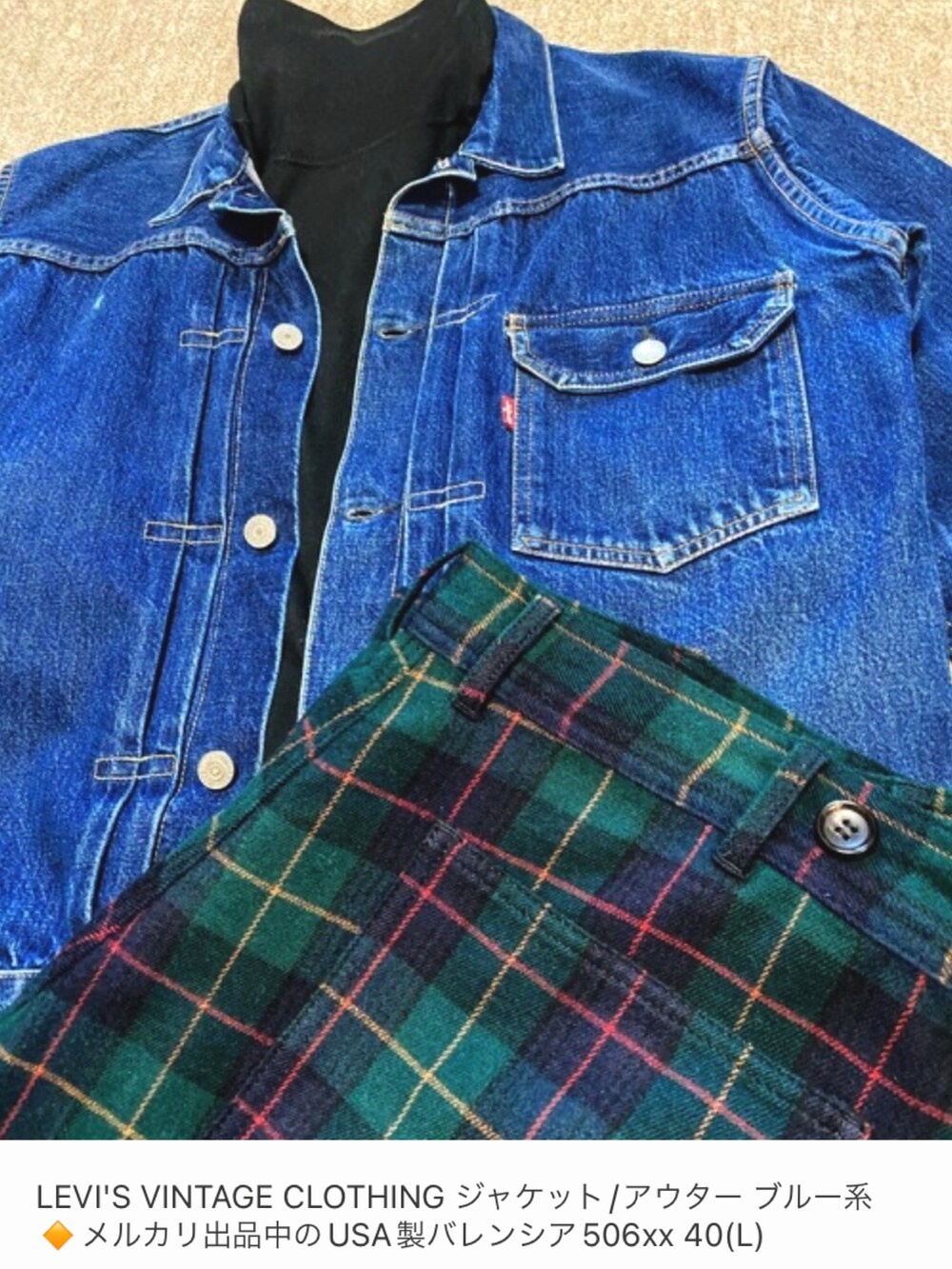 ブルー系のステンカラーコート、ブルー系のデニムジャケット、ブラック系のニット/セーターを着用したメンズの冬コーディネートの2枚目の写真