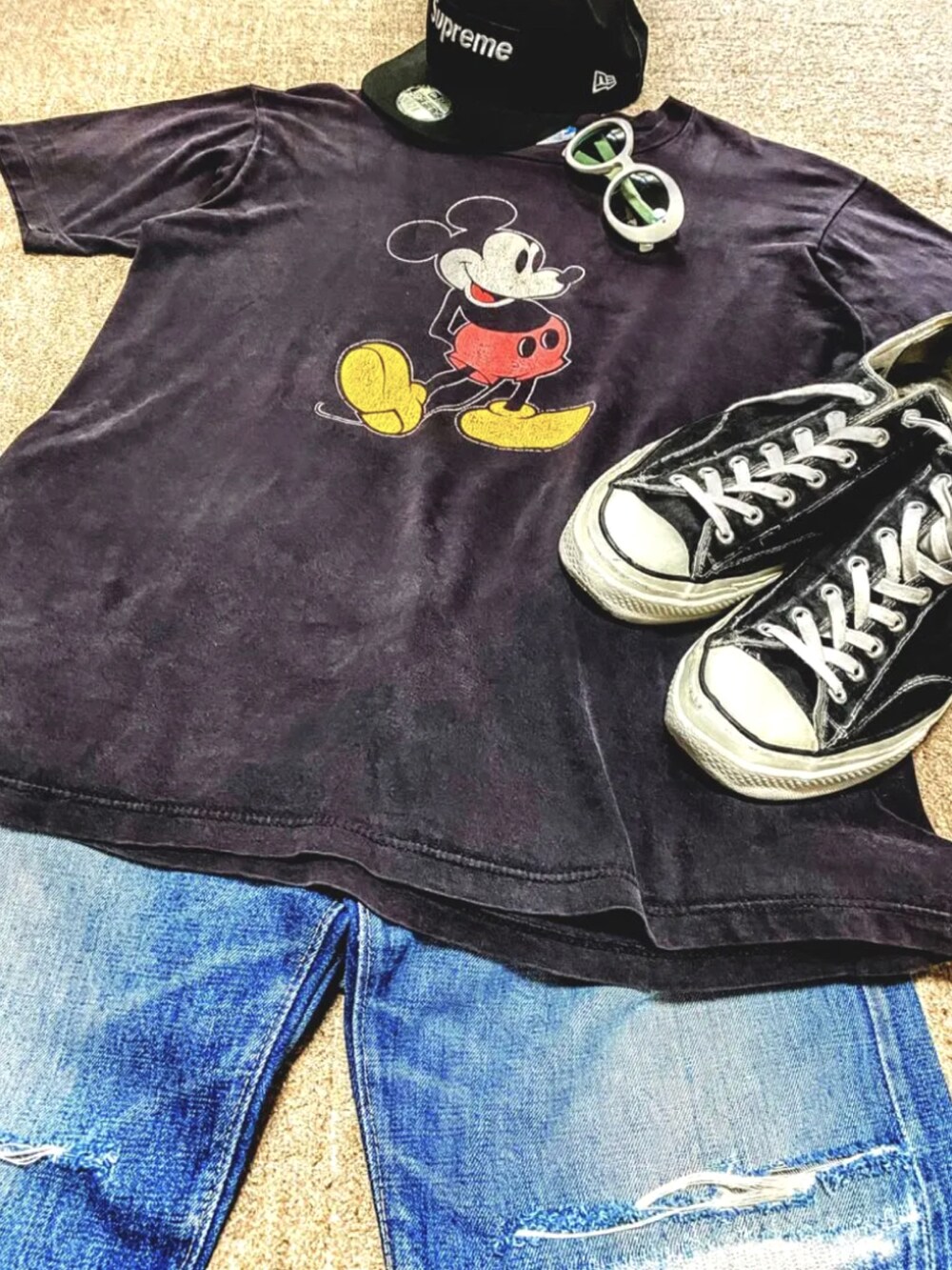 ブラック系のTシャツ/カットソー、ブルー系のサロペット/オーバーオール、ブルー系のサロペット/オーバーオールを着用したメンズの夏コーディネートの3枚目の写真