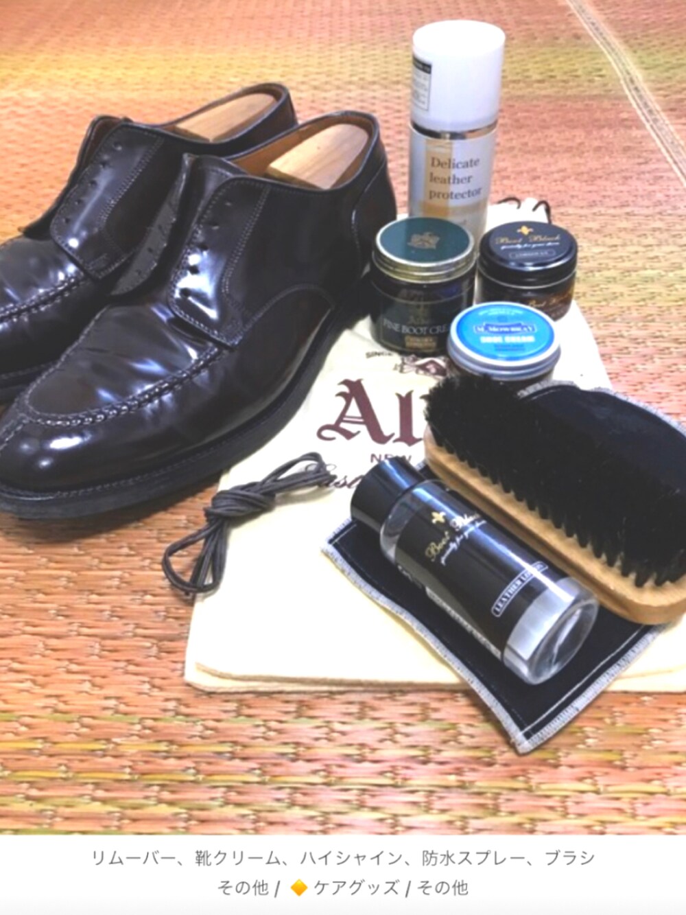 ブルー系のデニムジャケット、ブラック系のニット/セーター、グレー系のスラックスを着用したメンズの冬コーディネートの3枚目の写真