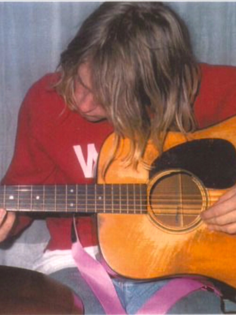 ブルー系のデニムジャケット、レッド系のスウェット、ホワイト系のシャツ/ブラウスを着用したメンズの秋コーディネートの5枚目の写真