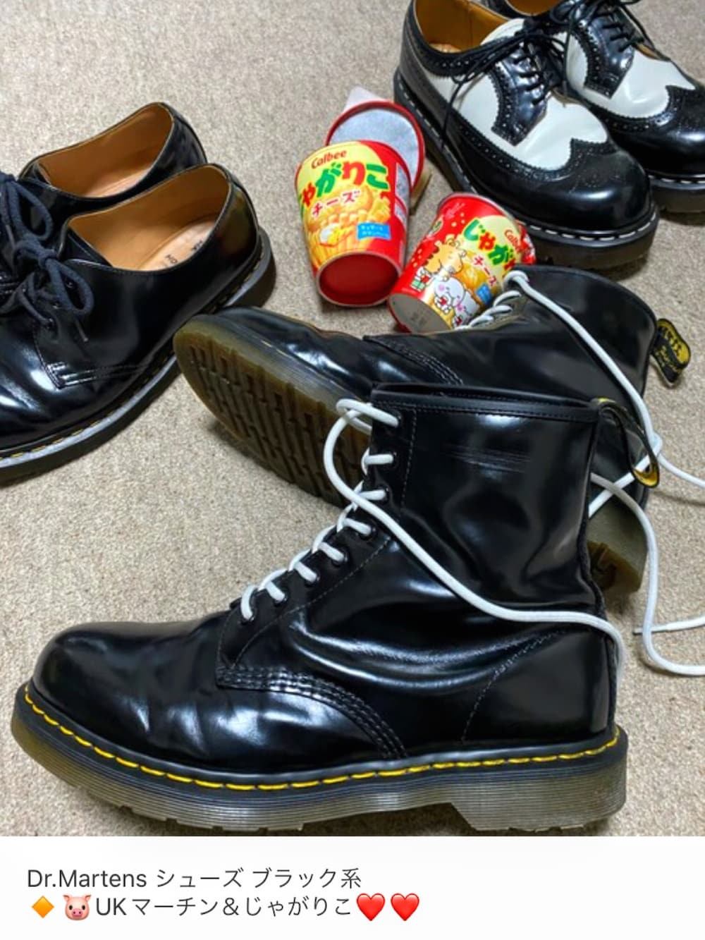 ブラック系のブーツ、グリーン系のモッズコート、ブラック系のテーラードジャケットを着用したメンズの秋コーディネートの5枚目の写真