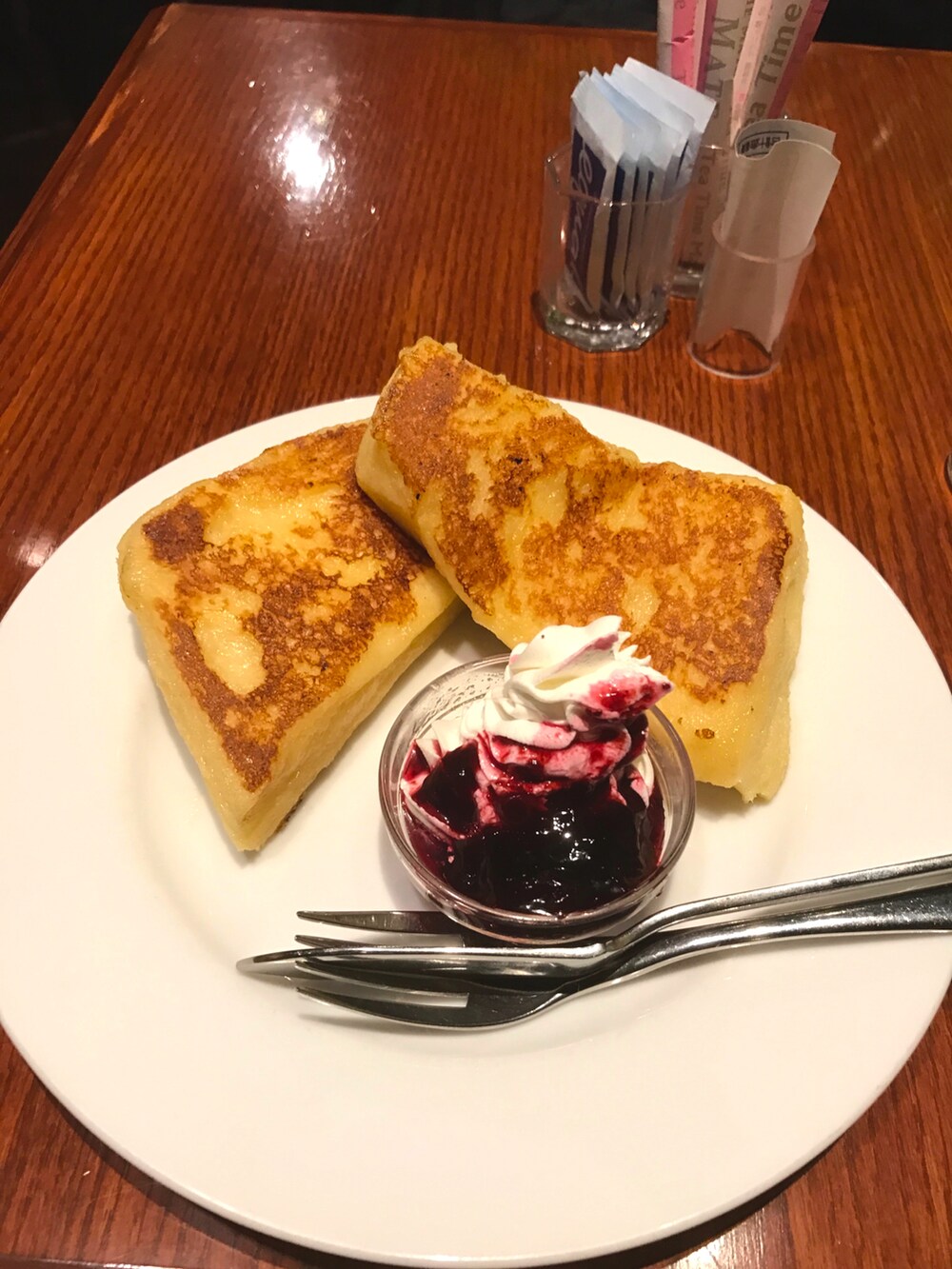 ブラック系のカーディガン/ボレロ、ブラック系のTシャツ/カットソー、ブラック系のデニムパンツを着用したメンズの冬コーディネートの4枚目の写真