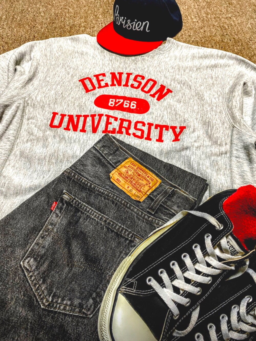 グレー系のスウェット、グレー系のパーカー、ブラック系のデニムパンツを着用したメンズの夏コーディネートの2枚目の写真