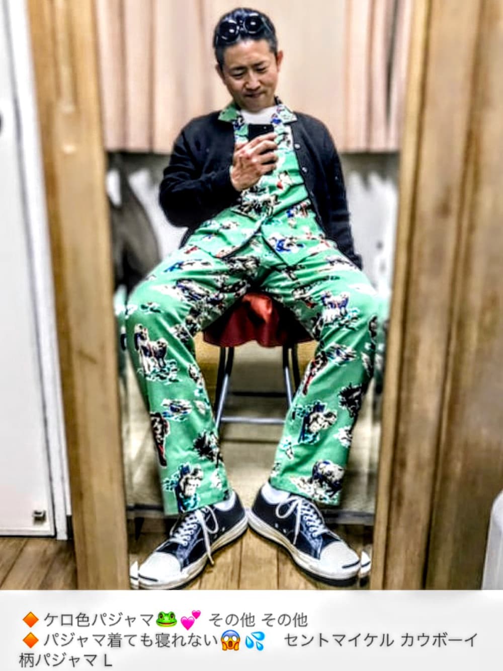 ブラウン系のカーディガン/ボレロ、グリーン系のシャツ/ブラウス、ホワイト系のTシャツ/カットソーを着用したメンズの春コーディネートの3枚目の写真