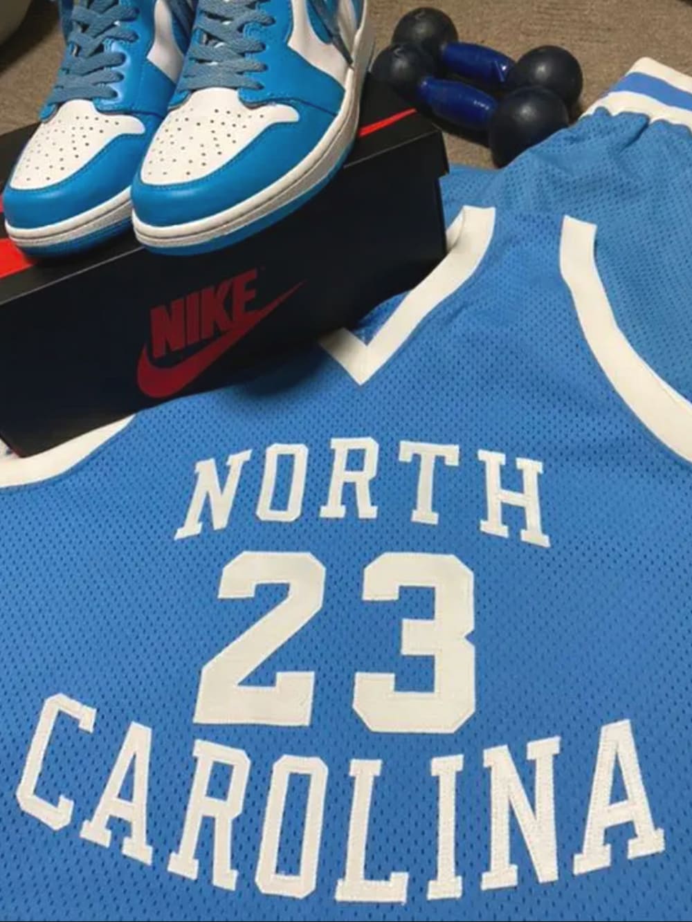 ブルー系のナイロンジャケット、グレー系のパーカー、ブルー系のタンクトップを着用したメンズの冬コーディネートの2枚目の写真