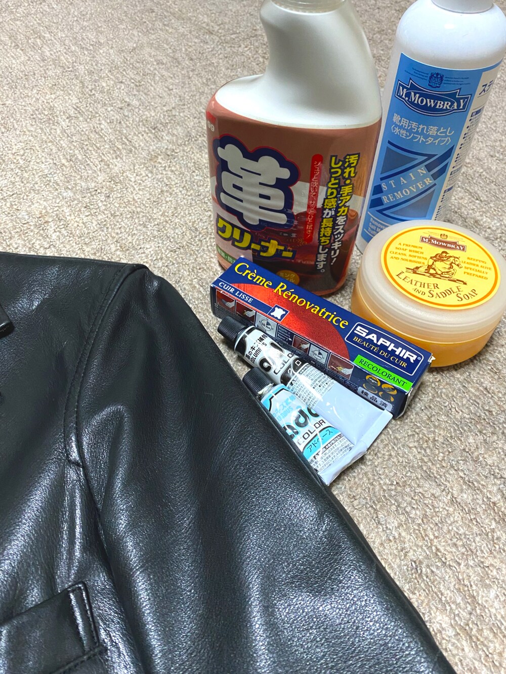 ブラック系のライダースジャケット、ホワイト系のシャツ/ブラウス、グレー系のその他パンツを着用したメンズの冬コーディネートの5枚目の写真