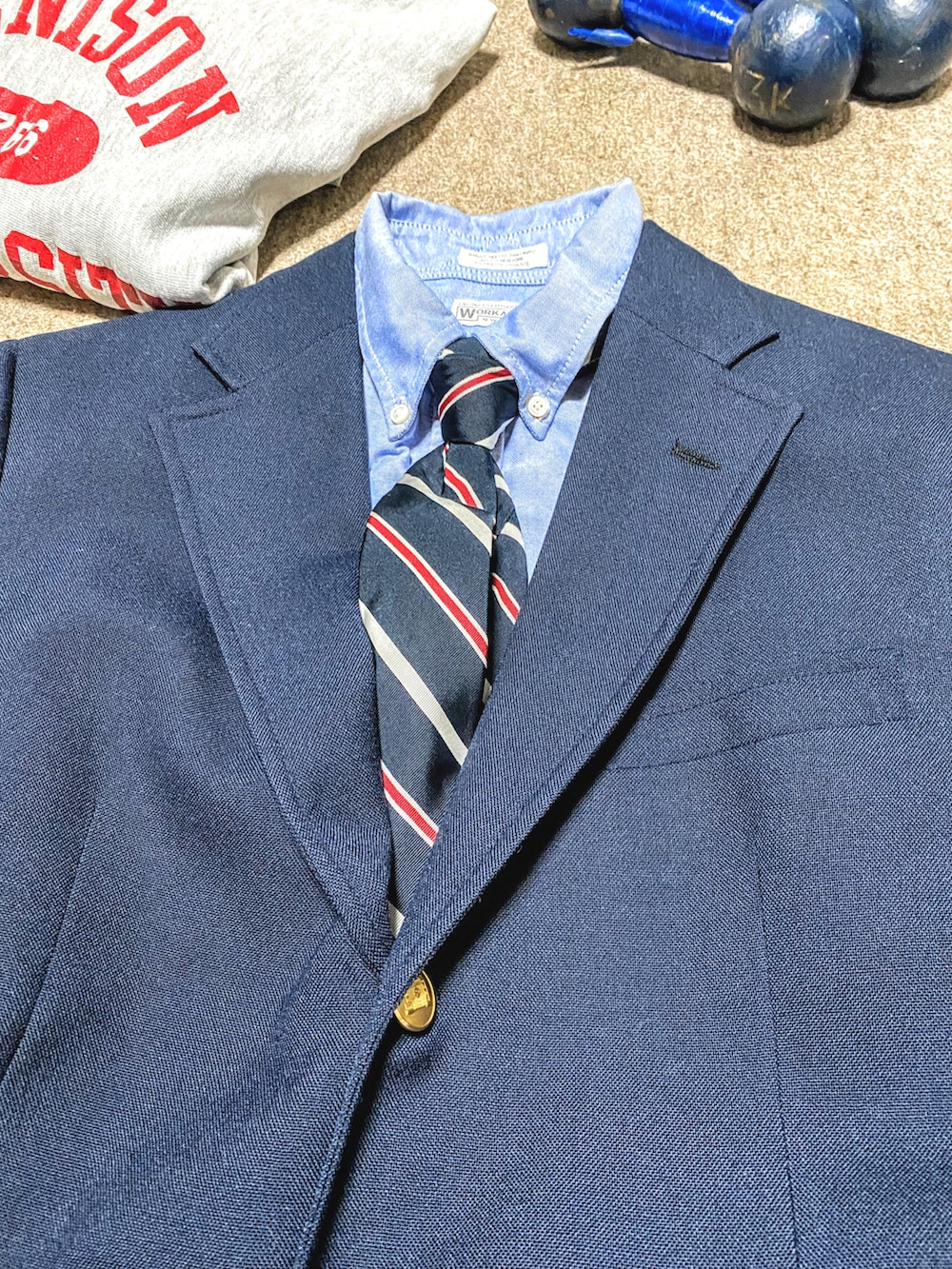 ブルー系のテーラードジャケット、ブルー系のシャツ/ブラウス、ブルー系のネクタイを着用したメンズの春コーディネートの2枚目の写真