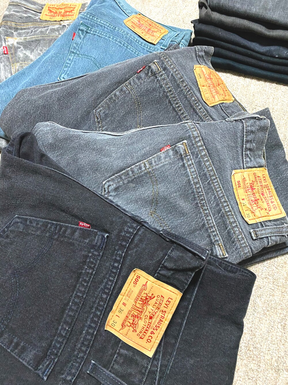 ブラック系のカーディガン/ボレロ、ブラック系のTシャツ/カットソー、ブラック系のデニムパンツを着用したメンズの冬コーディネートの2枚目の写真