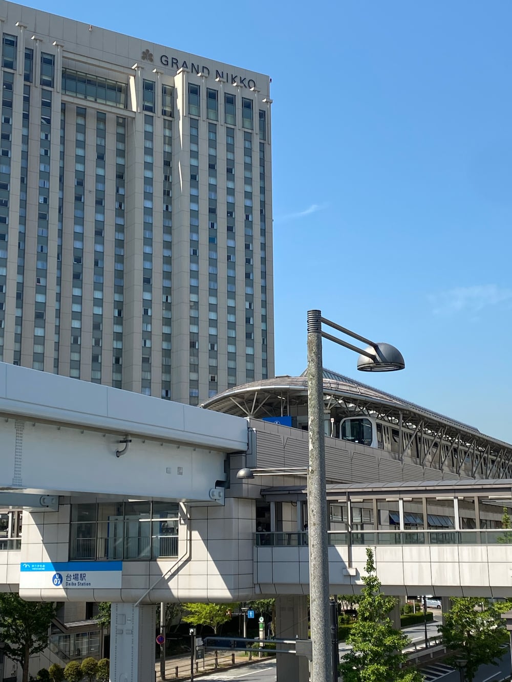 「片手スマホ自撮り研究会🤳✨、我が道をゆく隊、夏コーデ、白パンツ、スノーカモ、汗拭きタオル、冒険王、好きな服を好きなように着る🐷💕、双極の魔女、北千住アニメが熱い🔥、メルカリ大量出品中‼️」｜「🔸ストライプ汗拭きタオルの🔸ブランド不明  汗拭きタオル(白×グレーストライプ) 夏の撮影の必需品🐷💦（その他雑貨、ホワイト系）」を使った、おたっし🐷さん（メンズ・174cm）の夏コーディネートの3枚目の写真