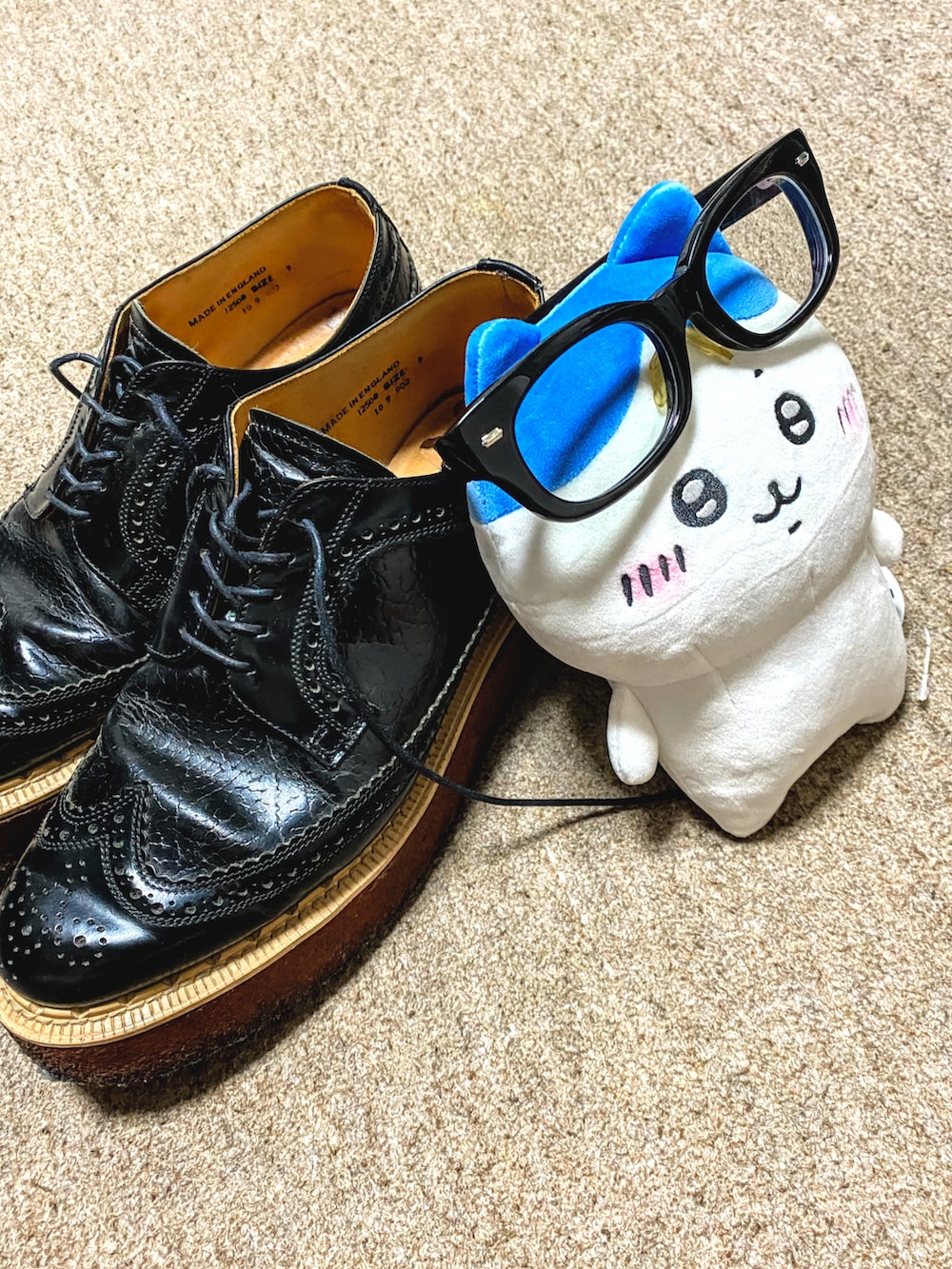 グレー系のテーラードジャケット、ホワイト系のシャツ/ブラウス、グレー系のスラックスを着用したメンズの冬コーディネートの4枚目の写真