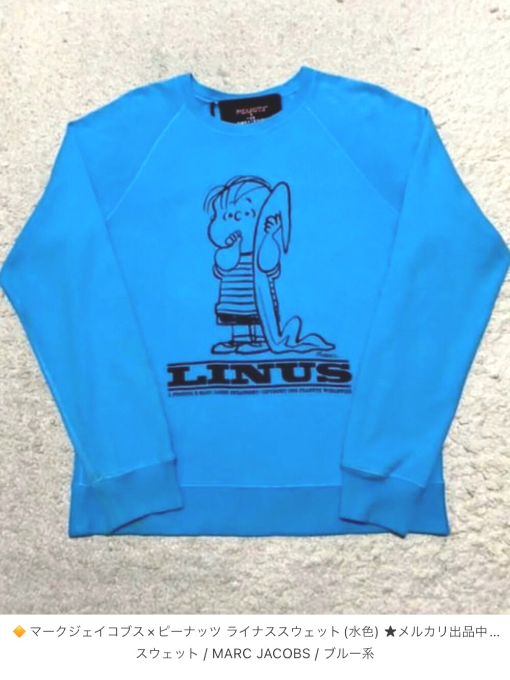 イエロー系のスウェット、ブルー系のデニムジャケット、オレンジ系のスウェットを着用したメンズの夏コーディネートの3枚目の写真