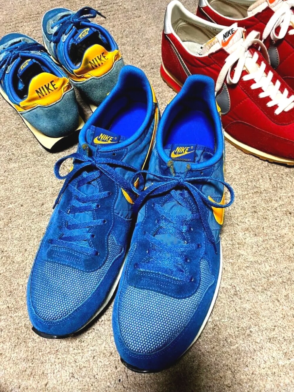 グリーン系のモッズコート、ブルー系のナイロンジャケット、ブラック系のTシャツ/カットソーを着用したメンズの冬コーディネートの5枚目の写真