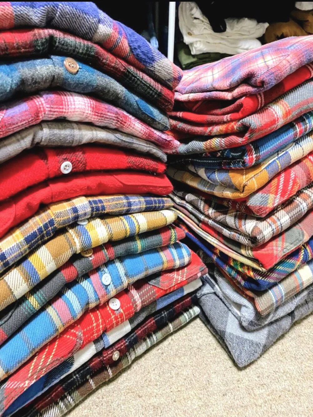 ベージュ系のシャツ/ブラウス、ホワイト系のTシャツ/カットソー、グリーン系のチノパンツを着用したメンズの夏コーディネートの3枚目の写真