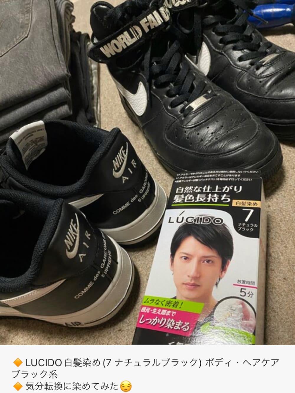 ブルー系のテーラードジャケット、ブルー系のポロシャツ、ホワイト系のデニムパンツを着用したメンズの夏コーディネートの4枚目の写真