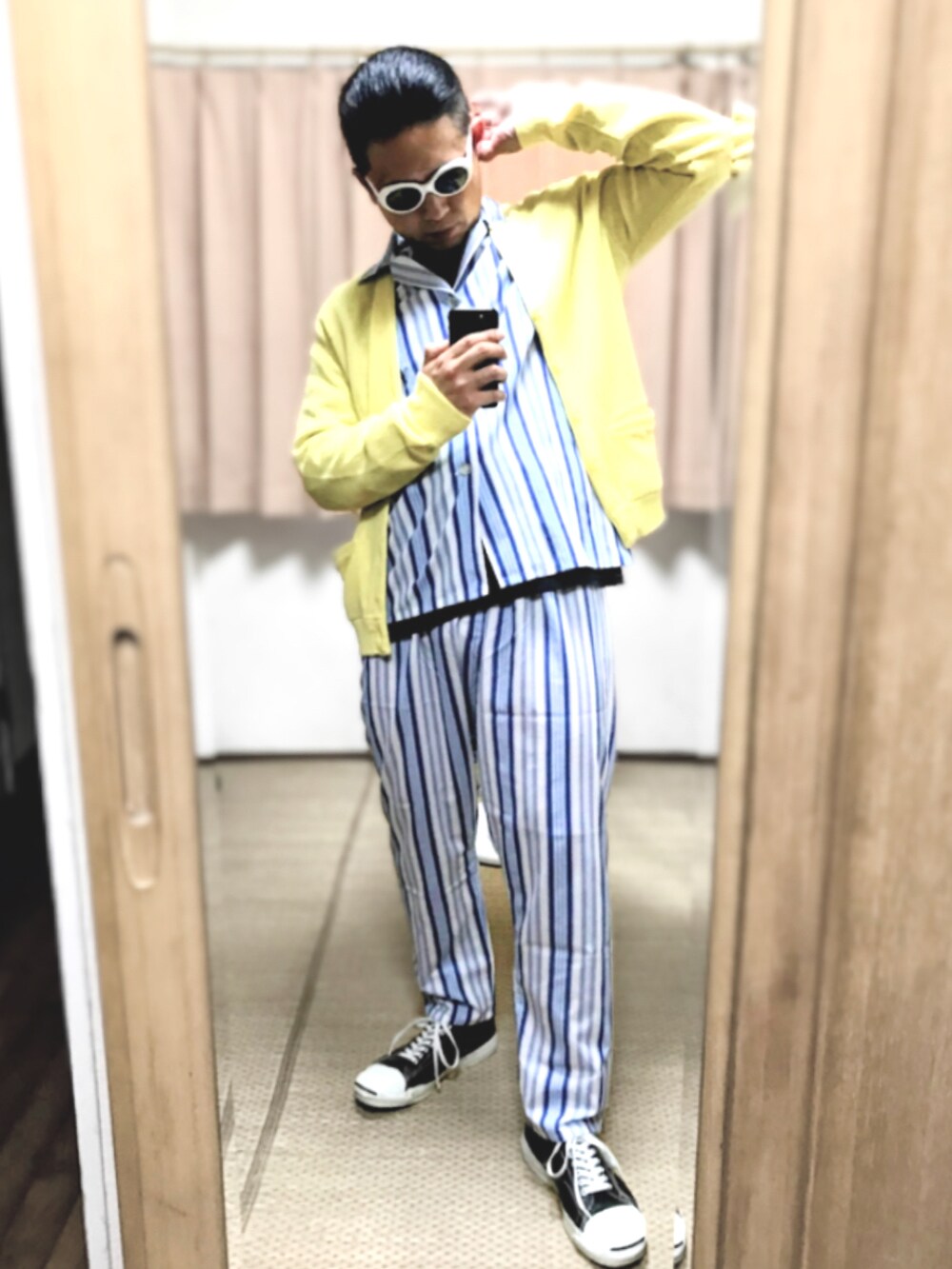 グリーン系のTシャツ/カットソー、ホワイト系のTシャツ/カットソー、ブルー系のデニムパンツを着用したメンズの春コーディネートの4枚目の写真