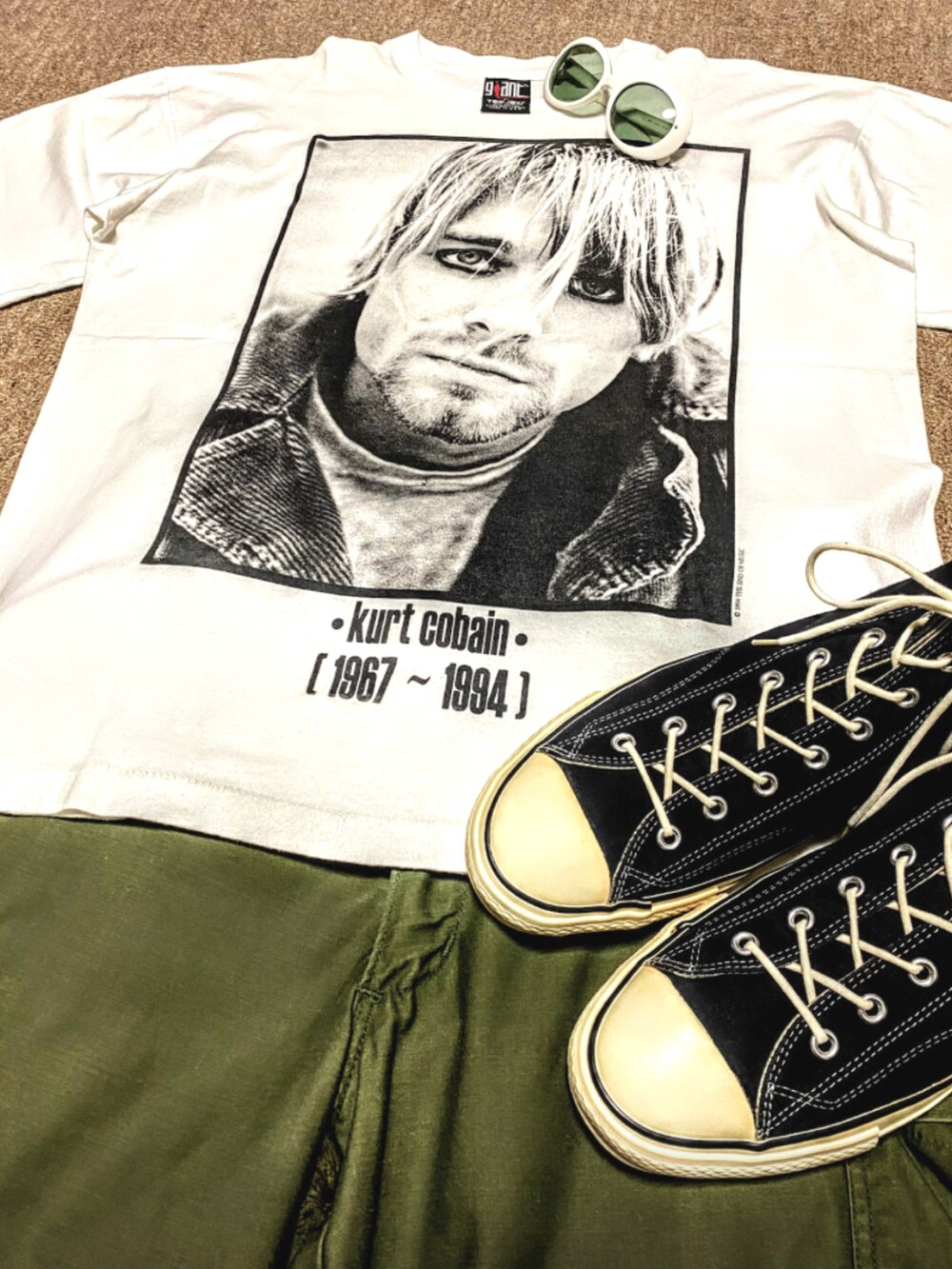 ベージュ系のシャツ/ブラウス、ホワイト系のTシャツ/カットソー、グリーン系のチノパンツを着用したメンズの夏コーディネートの2枚目の写真