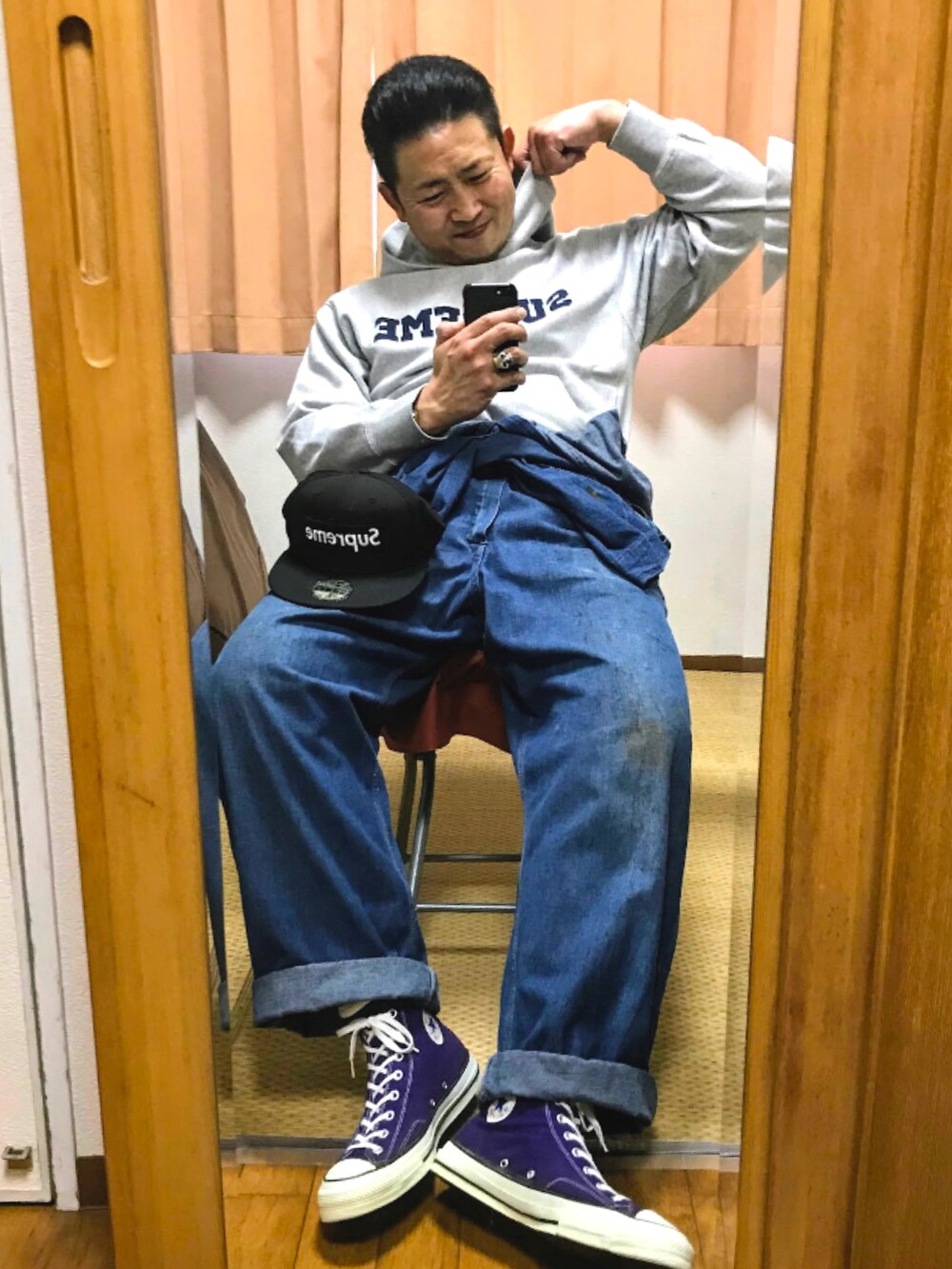 ブルー系のカバーオール、ブルー系のダウンジャケット/コート、ブルー系のシャツ/ブラウスを着用したメンズの冬コーディネートの2枚目の写真